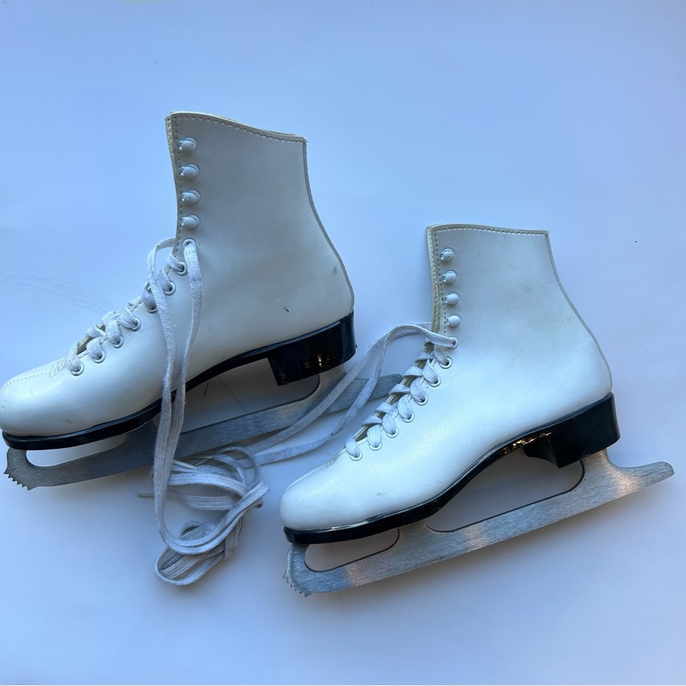 Bauer vintage figure skates Leather White Women size 6 Made in Canada